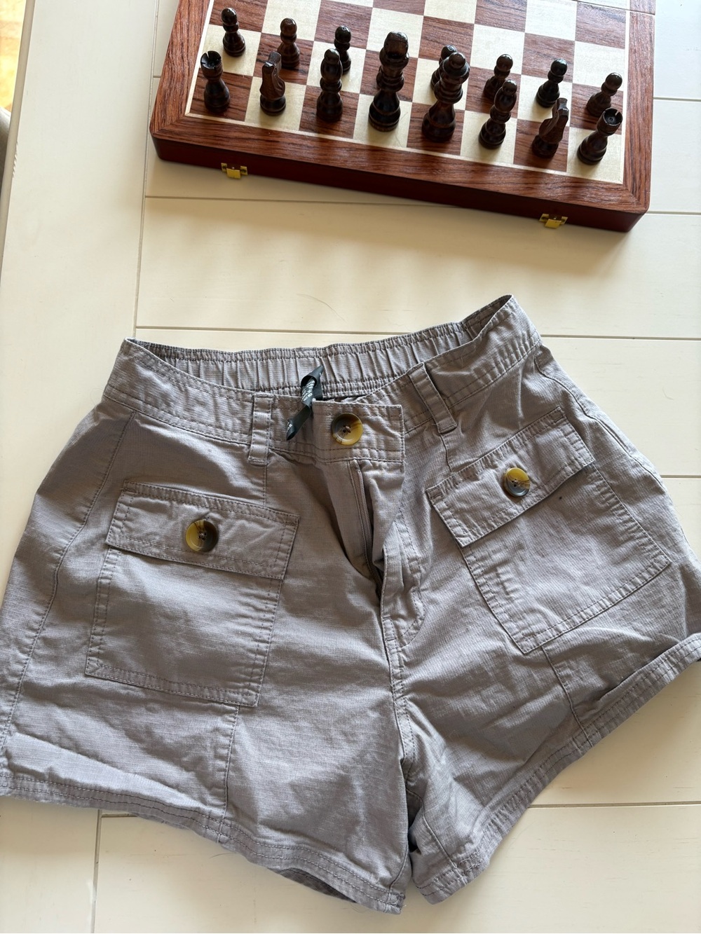 Vuori Women’s Cargo Shorts in Light Gray